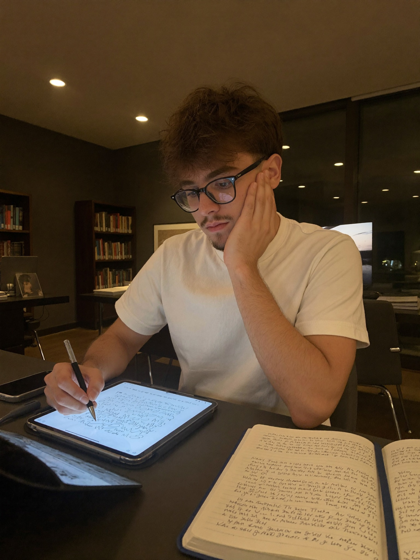 Diego prende appunti su iPad in biblioteca