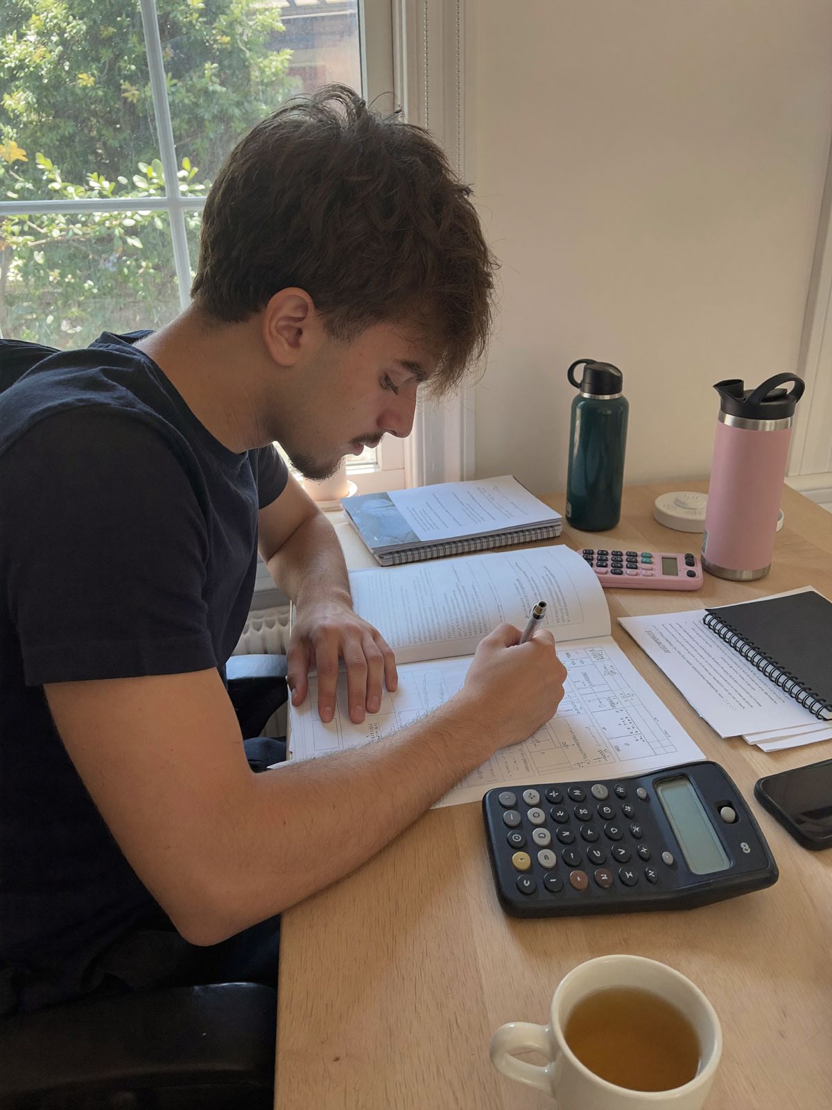 Diego studia sui libri universitari