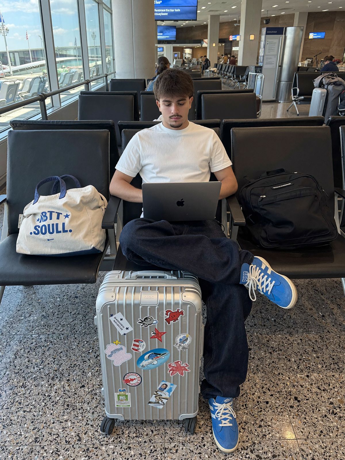 Diego lavora al laptop in aeroporto